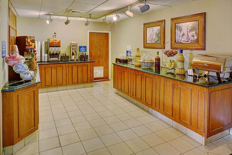 בית מלון כפרי Quality Inn Palm Beach International Airport