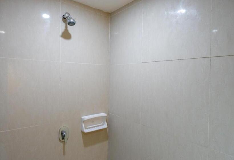 Reddoorz Plus Near Hotel Benua Kendari