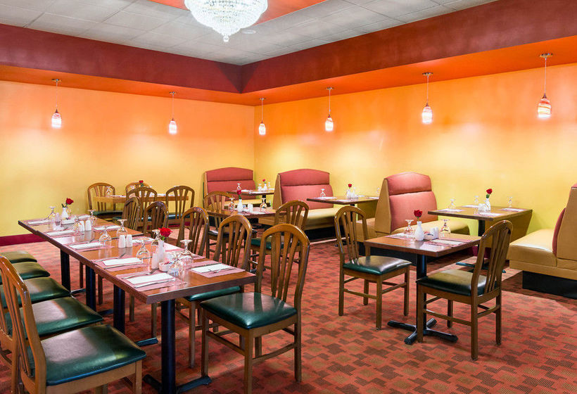 בית מלון כפרי Clarion Inn & Fundome - College Park