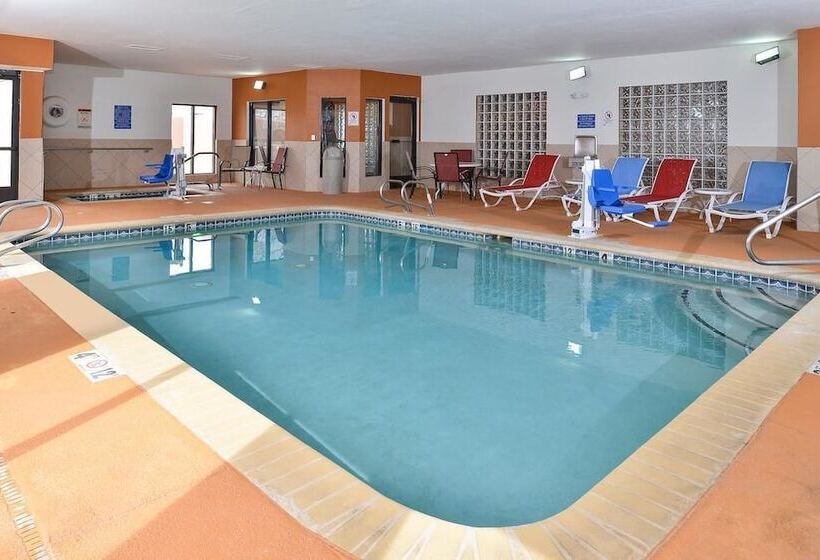 هتل Holiday Inn Express & Suites