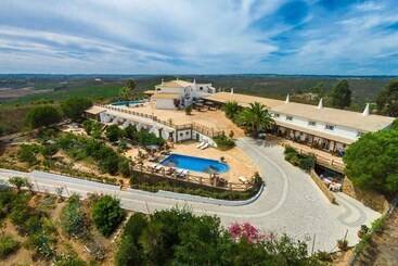 هتل Monte Da Bravura Green Resort