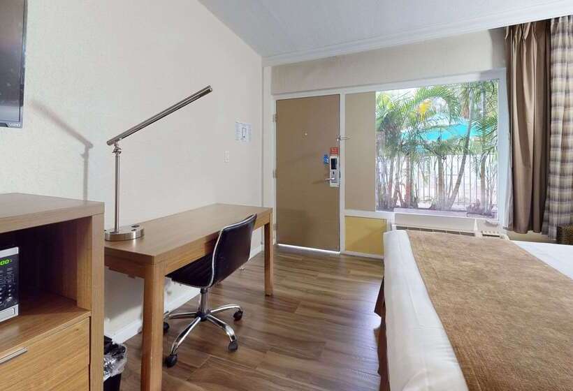 هتل Rodeway Inn & Suites Fort Lauderdale Airport & Cruise Port