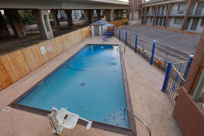 هتل Super 8 By Wyndham San Antonio Pearl District / Downtown