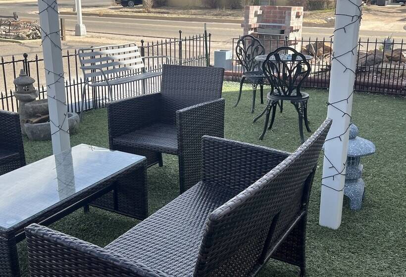 فندق على الطريق Midtown Inn & Suites