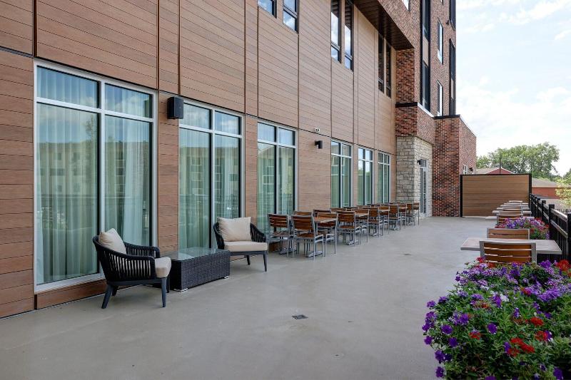 فندق Courtyard By Marriott Iowa City University Heights
