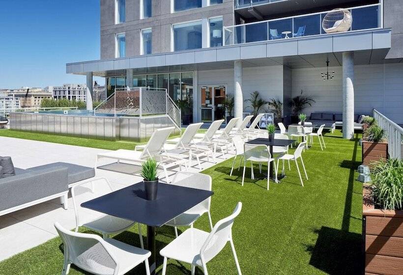 Отель Hampton Inn By Hilton Montreal Downtown