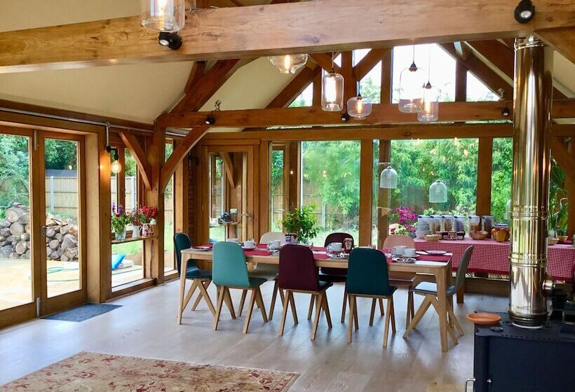 هتل Heathrow Cottages B&b