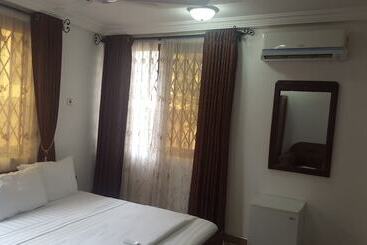 هتل Restall Guest Lodge