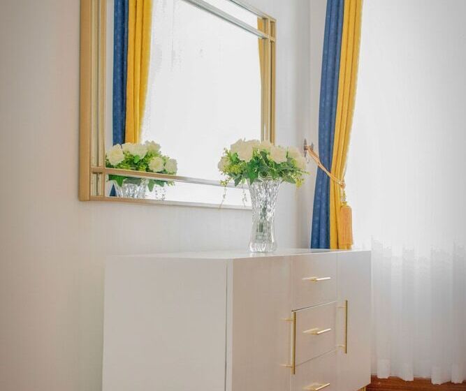 Luxel Suites By Homes By Della