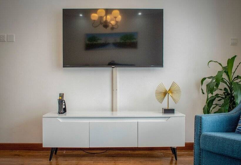 Luxel Suites By Homes By Della