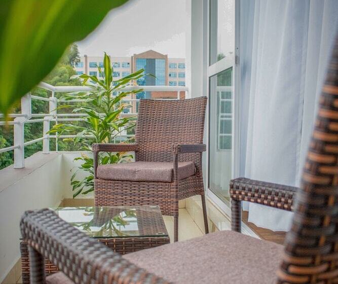 Luxel Suites By Homes By Della