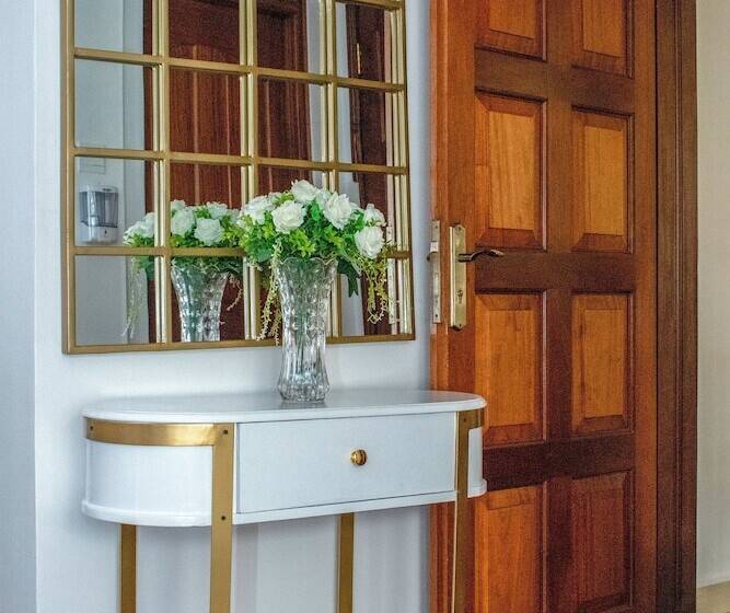 Luxel Suites By Homes By Della