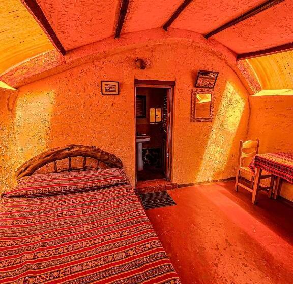 پانسیون Hostal Sol Y Lago