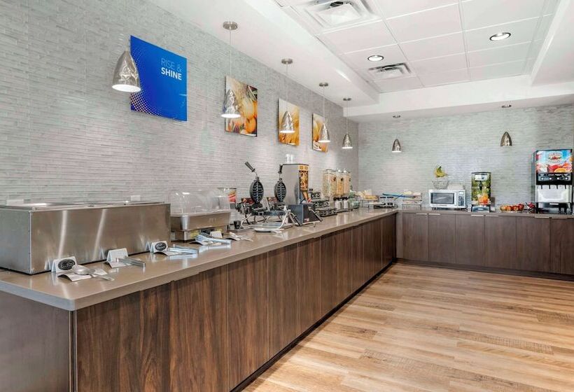 בית מלון כפרי Comfort Inn & Suites