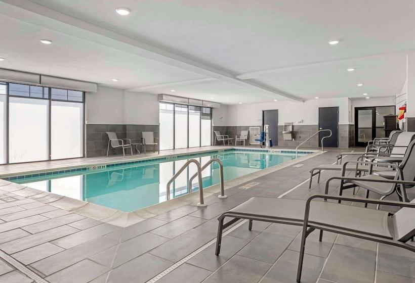 בית מלון כפרי Comfort Inn & Suites