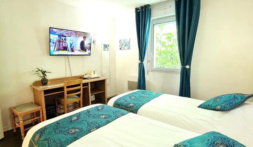 Отель Fasthôtel Oloron Hostellerie Du Paon Blanc