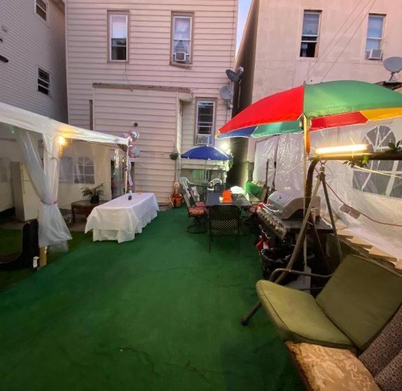 بنسيون Charming 2 Bedrooms Apt 10 Mins To Nycity
