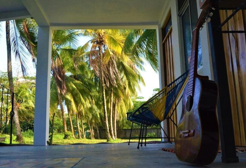 پانسیون Pura Natura Beachfront Tortuguero