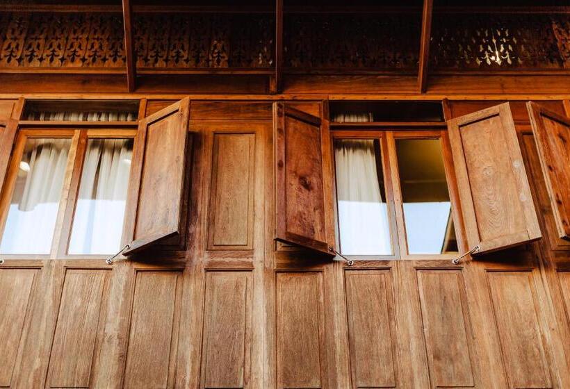 تختخواب و صبحانه Punyashthiti Villa