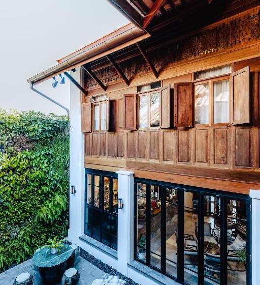 تختخواب و صبحانه Punyashthiti Villa