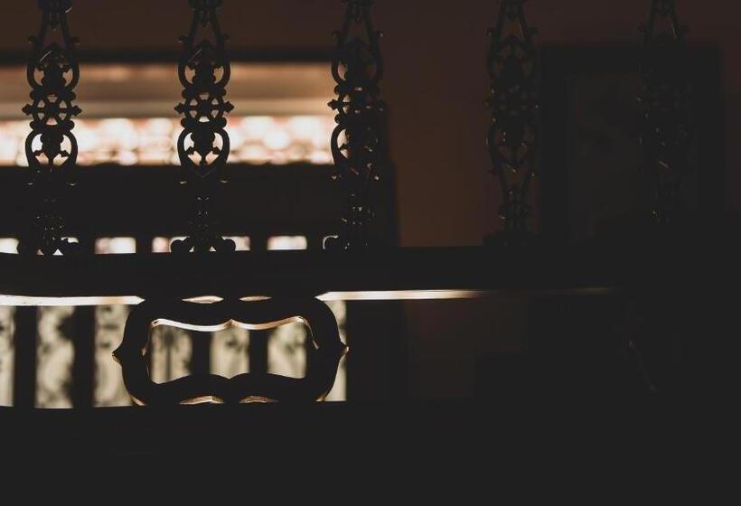 تختخواب و صبحانه Punyashthiti Villa