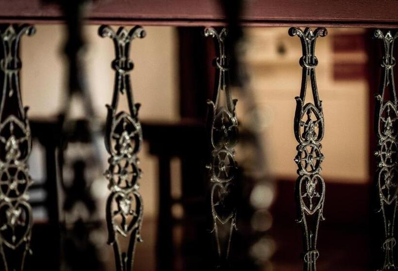 تختخواب و صبحانه Punyashthiti Villa