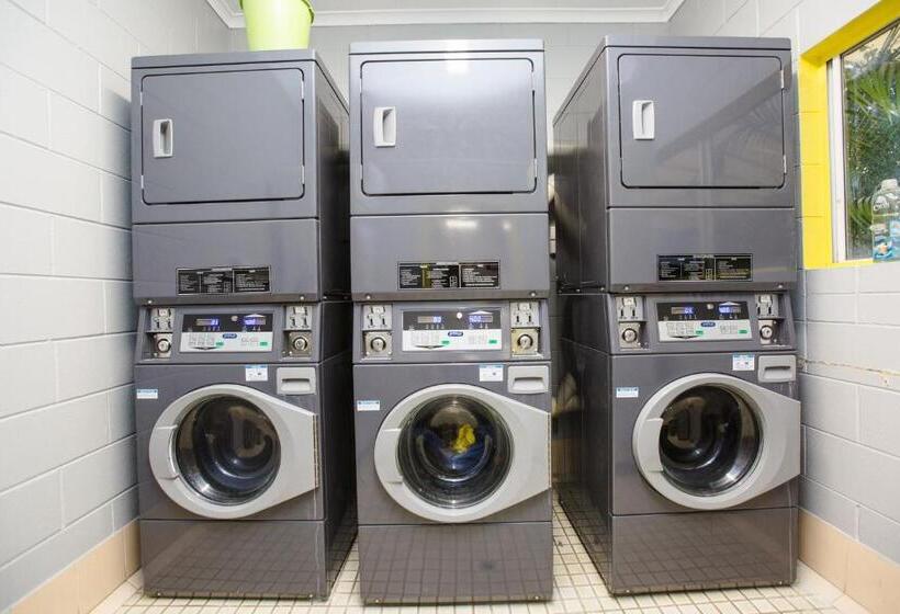 هتل Mad Monkey Village