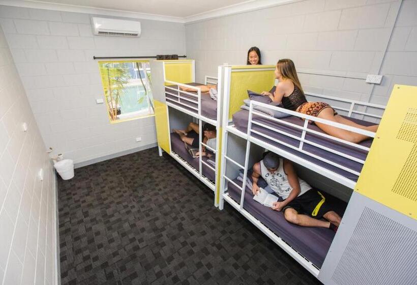 هتل Mad Monkey Village