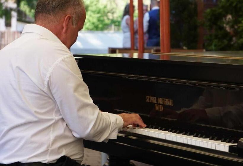 مبيت وإفطار Vadvirág Vendéglő és Panzió