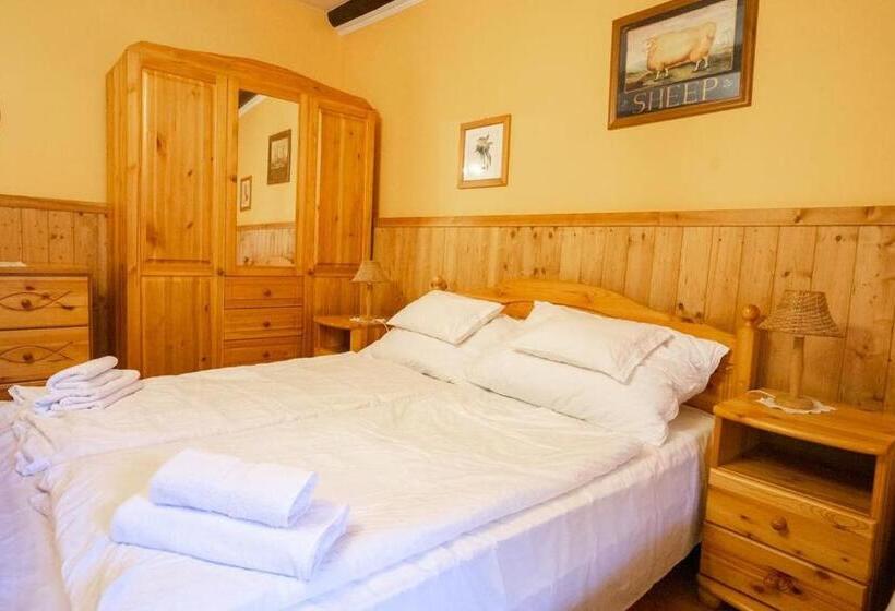 مبيت وإفطار Vadvirág Vendéglő és Panzió