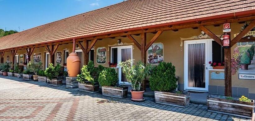 مبيت وإفطار Vadvirág Vendéglő és Panzió