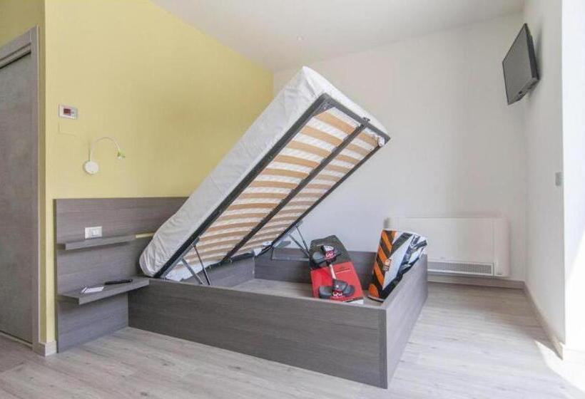 فندق Antica Campione Rooms & Hostel