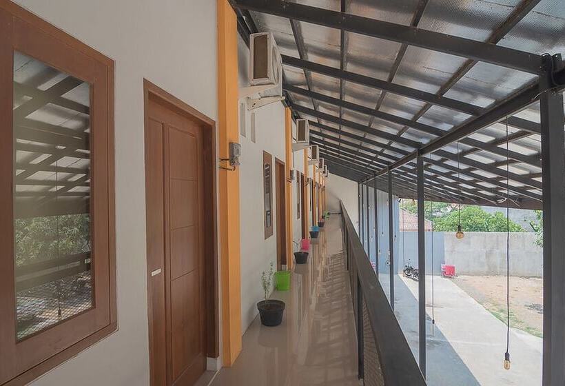 Пансион Reddoorz Near Alun Alun Kc Haurgeulis