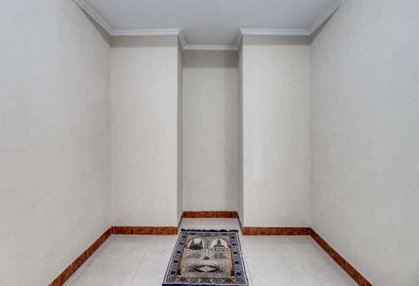 هتل Reddoorz Near Babarsari 2