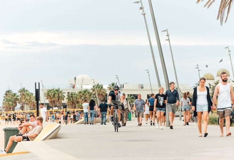 هتل Nomads St Kilda