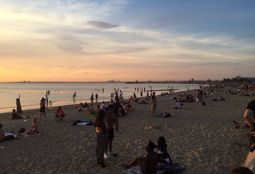 هتل Nomads St Kilda