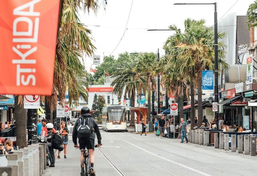 هتل Nomads St Kilda