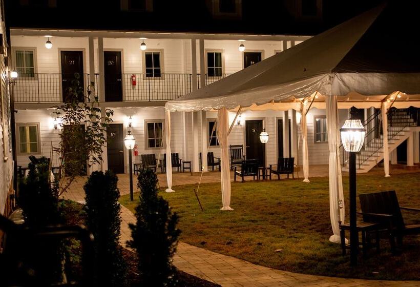 ホテル The Colonial Inn