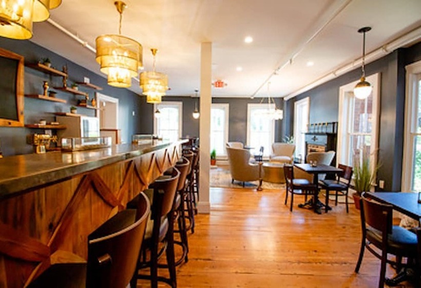 ホテル The Colonial Inn