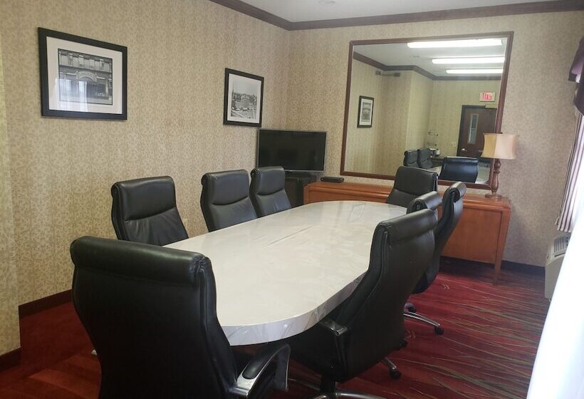 هتل A Victory Suites Warren