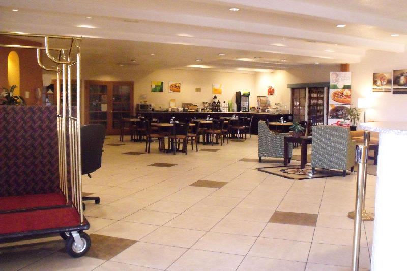 בית מלון כפרי Clarion Pointe Winslow I 40