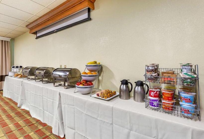 Отель Holiday Inn Express & Suites Leesburg Historic District, An Ihg