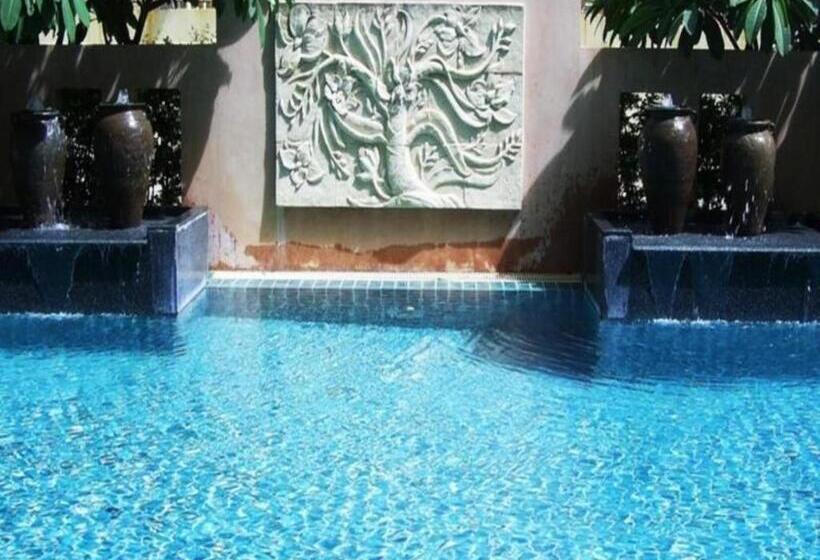 هتل Crown Pattaya Beach