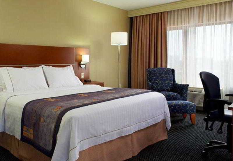 فندق Fairfield Inn & Suites By Marriott Montreal Airport