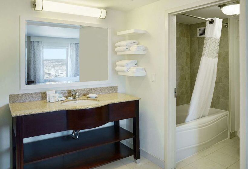 هتل Hampton Inn & Suites Saint John
