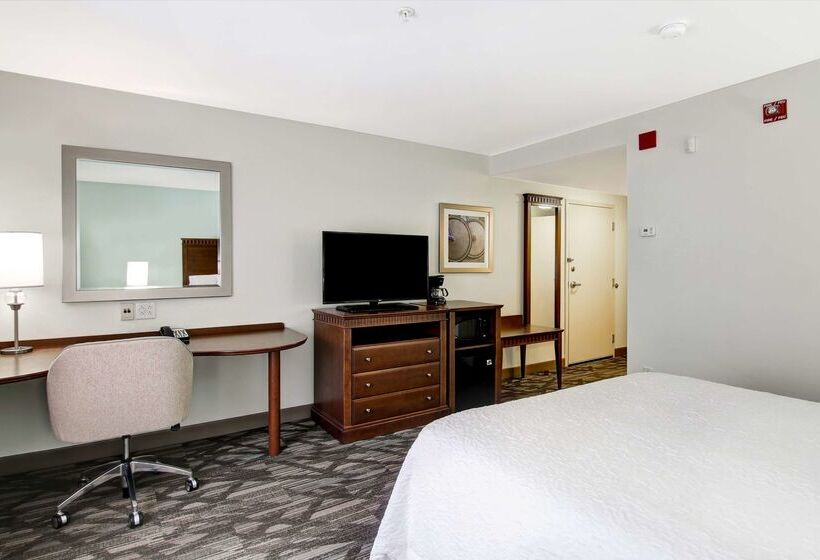 هتل Hampton Inn & Suites Saint John