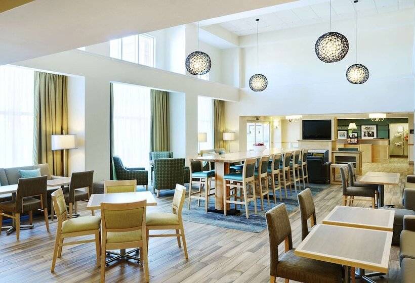 هتل Hampton Inn & Suites Saint John