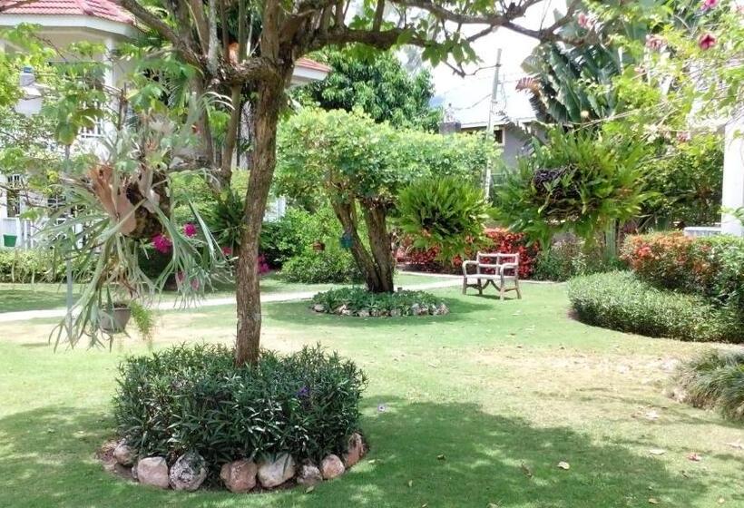 هتل Pipers Cove Resort
