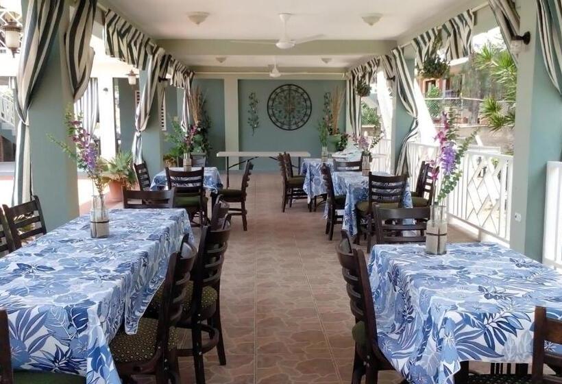 هتل Pipers Cove Resort