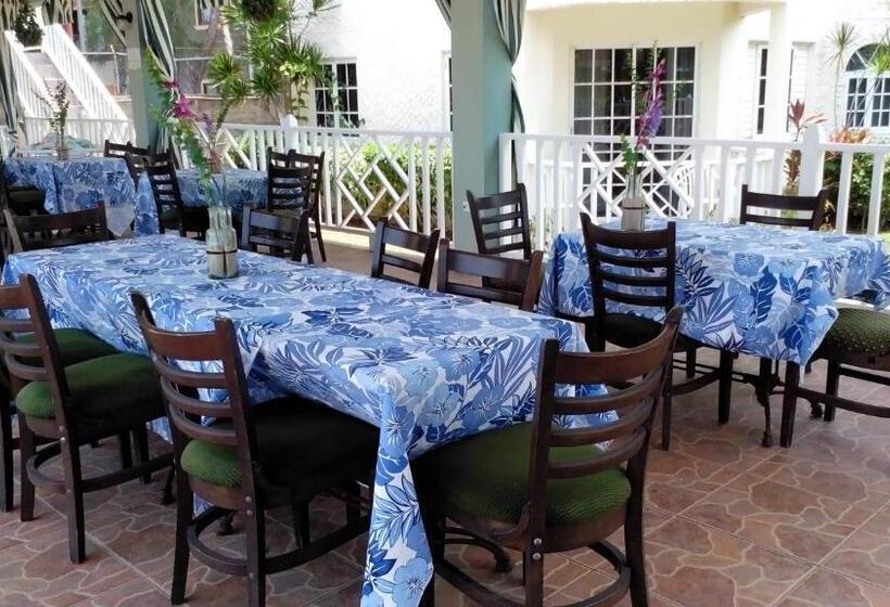 هتل Pipers Cove Resort